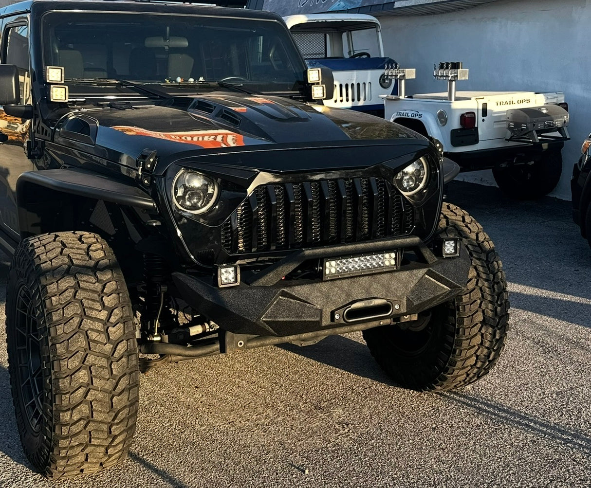 Trail Ops Heat Hood installed on Jeep Wrangler JL Jeep Gladiator JT with Trail Ops vented heat hood