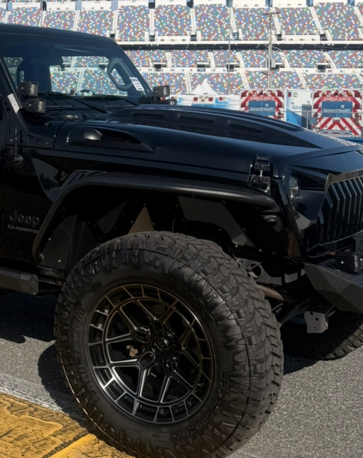 Jeep Gladiator JT with Trail Ops vented heat hood